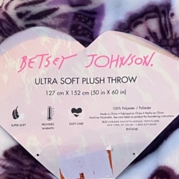 Betsey Johnson blanket and earring set - Picture 15 of 16